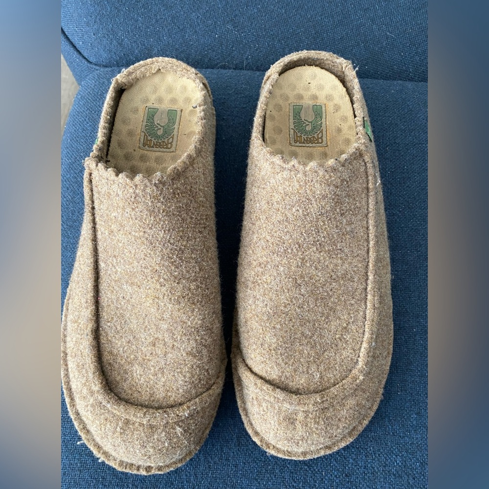 Simple Brand Wool Slippers with Green Toe removable inserts. Size 14. Tan.
